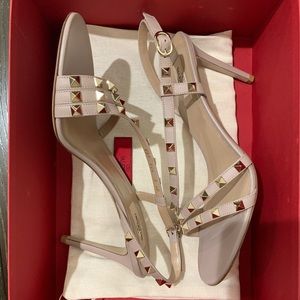 Valentino Garavani nude sandals! New!!